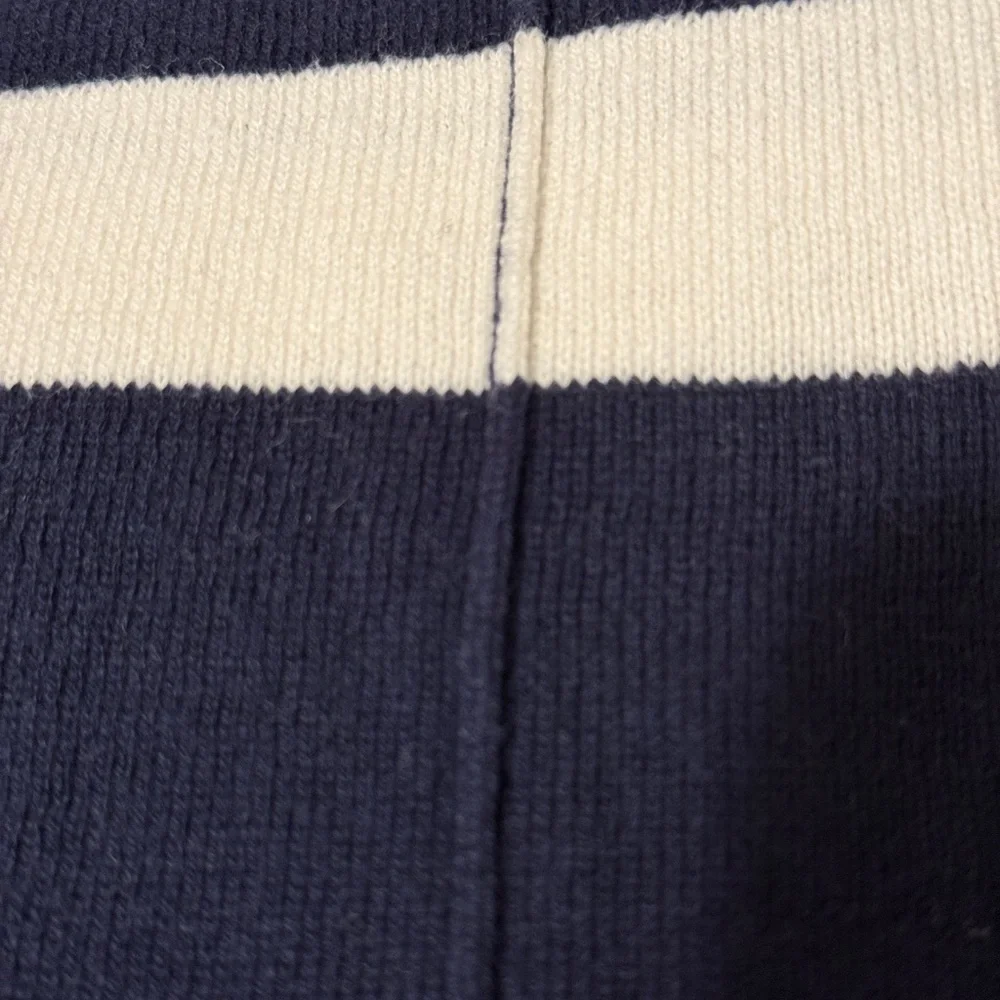 Gap size L V-Neck sweater, navy/cream stripe. GUC - Picture 7 of 7